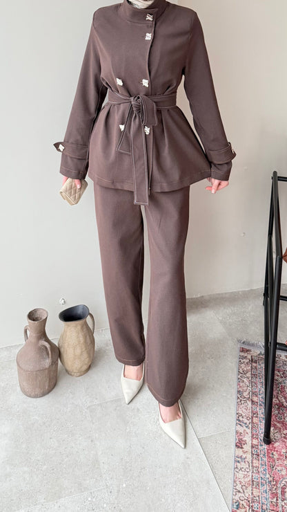Miri Düğme Detaylı Takım – Kahve